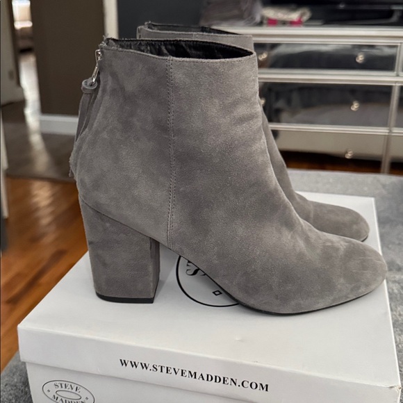 Steve Madden Cynthia Grey Suede Boots NEVER WORN - Picture 4 of 8